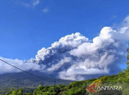 Gunung Lewotobi Lontarkan Abu Vulkanis