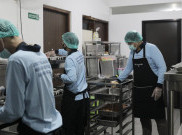 Warga Semarang Kecipratan Rezeki Bantu di Dapur Masak Program Makan Bergizi Gratis