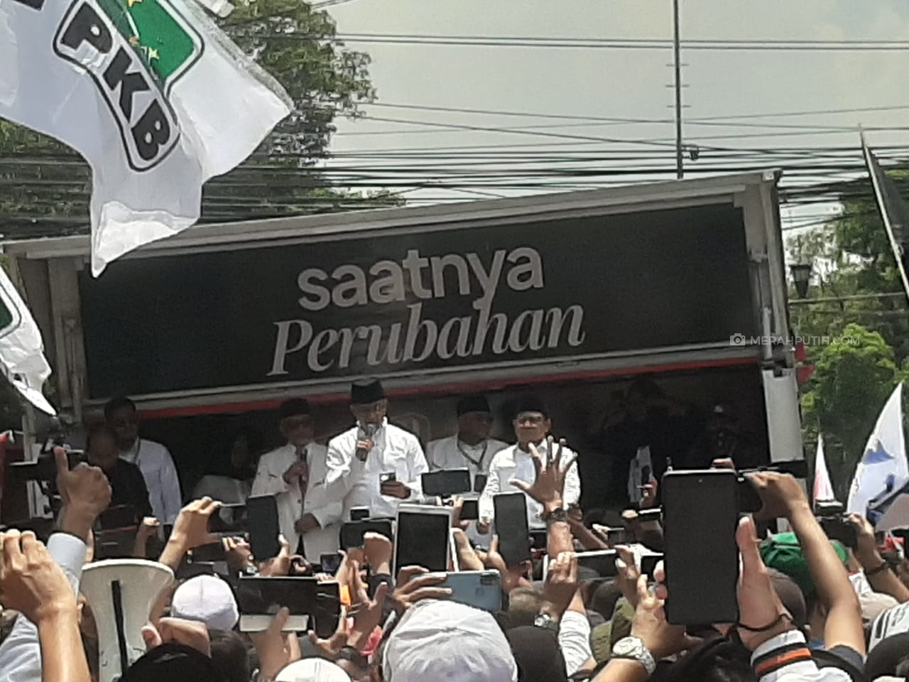 Tiba di KPU, Anies dan Muhaimin Disambut Selawat oleh Pendukungnya