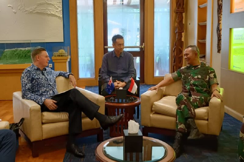 Pangkogabwilhan III Letjen TNI Richard Tampubolon Bahas Pembebasan Pilot Susi Air Bersama Dubes Selandia Baru