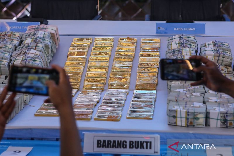 Lab Pegadaian Tes Keaslian Kadar Emas 74 Kg Sitaan dari Brankas Rumah Eks Jampidsus