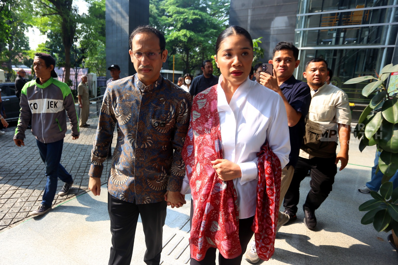 Eks Mendikbudristek, Nadiem Makarim Genggam Tangan Istri Jelang Sidang Vonis di PN Tipikor