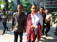 Eks Mendikbudristek, Nadiem Makarim Genggam Tangan Istri Jelang Sidang Vonis di PN Tipikor