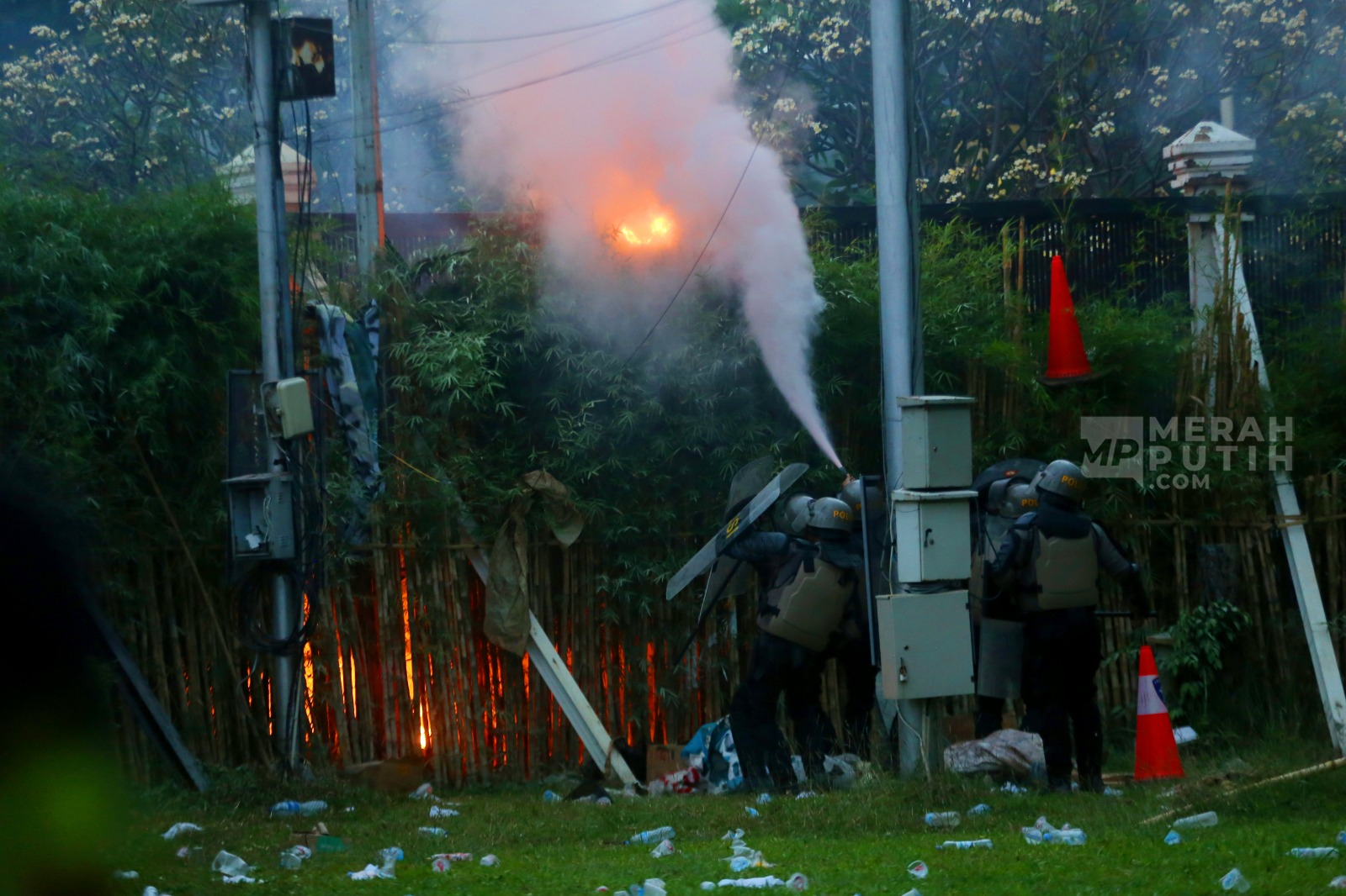 Aksi Polisi Padamkan Api Aksi Unjuk Rasa 27 Agustus di Depan Gedung DPR