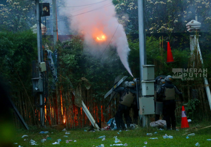 Aksi Polisi Padamkan Api Aksi Unjuk Rasa 27 Agustus di Depan Gedung DPR