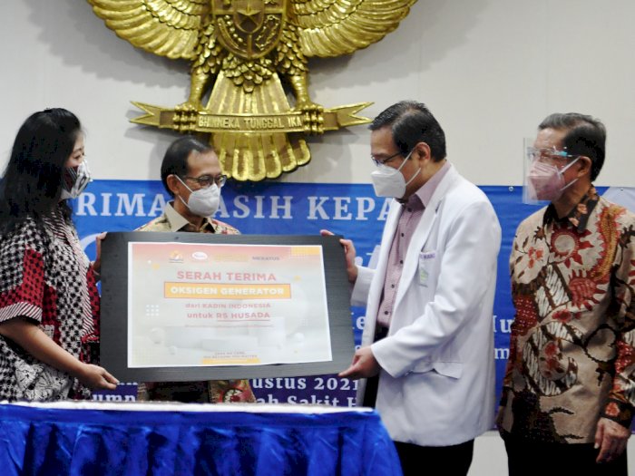 Direktur Utama RS Husada dr Yeo Hans Cahyadi didampingi Ketua Dewan Pengurus Perkumpulan Husada Siang Hadi Widjaja menerima secara simbolis hibah oksigen generator dari Direktur Rodamas Group Kristiana Gunawarman disaksikan Wakil Ketua Umum Kamar Dagang dan Industri (Kadin) Indonesia Josep Pangalila di RS Husada, Jakarta, Jumat (20/8/2021). ANTARA FOTO/Hafidz Mubarak A
