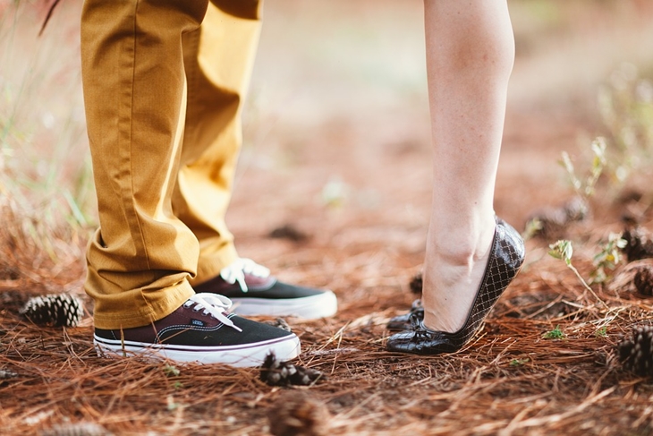 Tak cuma jeans, kamu bisa pakai jelana lain misalnya chino. (Foto: Pixabay/aliceabc0)