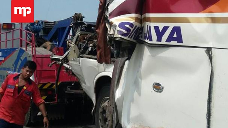 Bus Sinar Jaya Tabrak Truk di Tol Cipali, Dua Penumpang Tewas 
