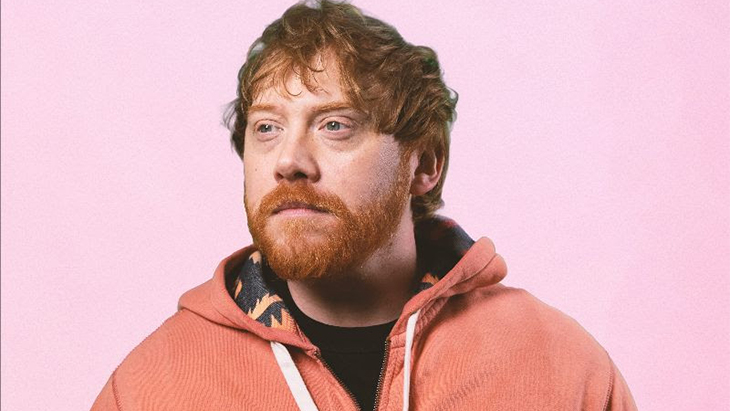  Kolaborasi lagi setelah 14 Tahun, Ed Sheeran dan Rupert Grint Bawa Komedi ke Videoklip ‘A Little More’