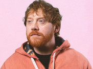 Kolaborasi lagi setelah 14 Tahun, Ed Sheeran dan Rupert Grint Bawa Komedi ke Videoklip ‘A Little More’