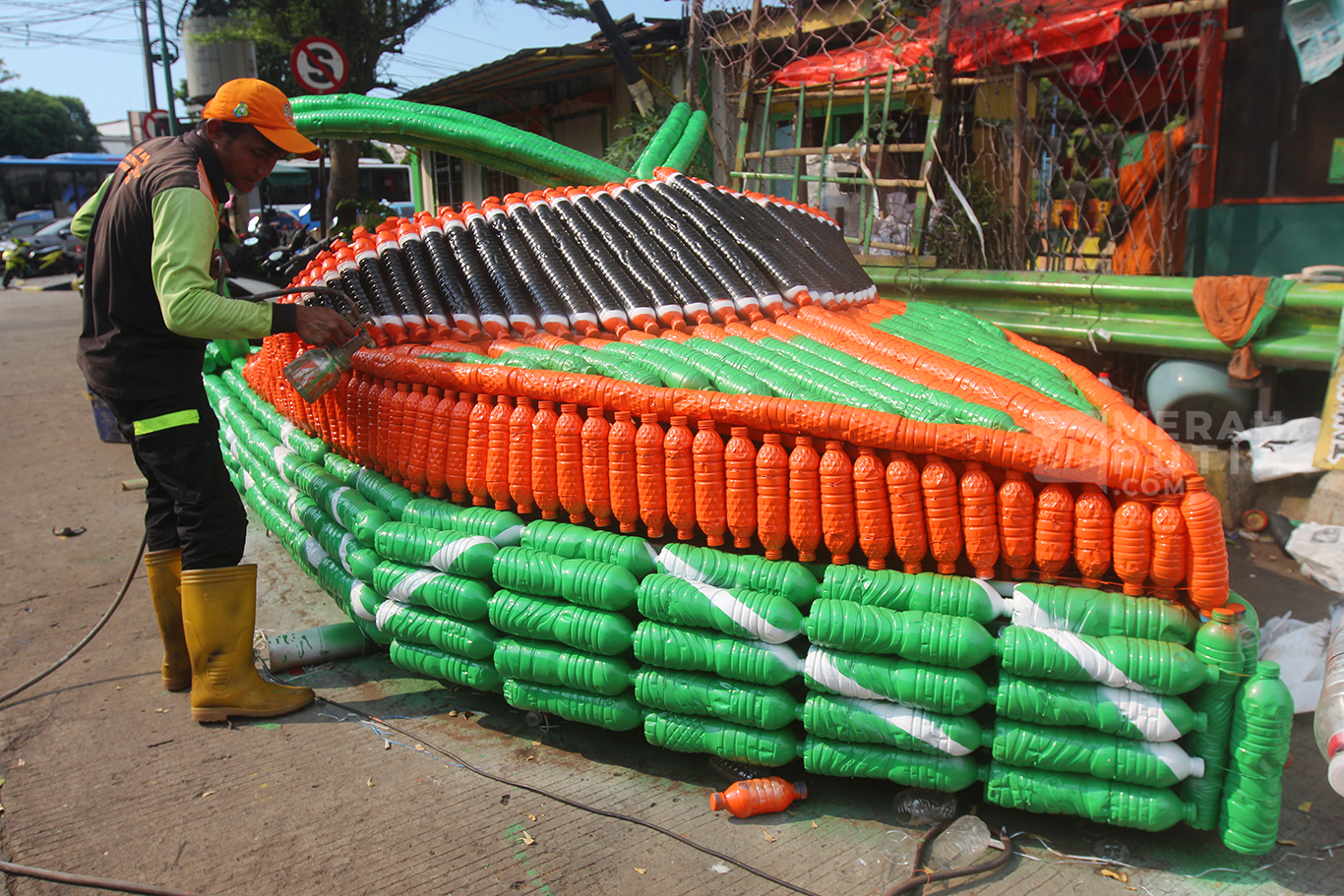 Pasukan Oranye Sulap Limbah Botol Plastik Jadi Perahu Speed Boat