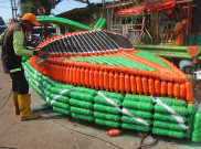 Pasukan Oranye Sulap Limbah Botol Plastik Jadi Perahu Speed Boat