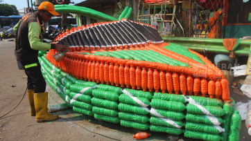 Pasukan Oranye Sulap Limbah Botol Plastik Jadi Perahu Speed Boat