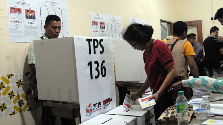 Seorang WNI yang memasukkan surat suara ke dalam kotak saat Pemilu serentak 2019 luar negeri, Minggu (14/4/2019). (ANTARA FOTO/Rafiuddin Abdul Rahman) 