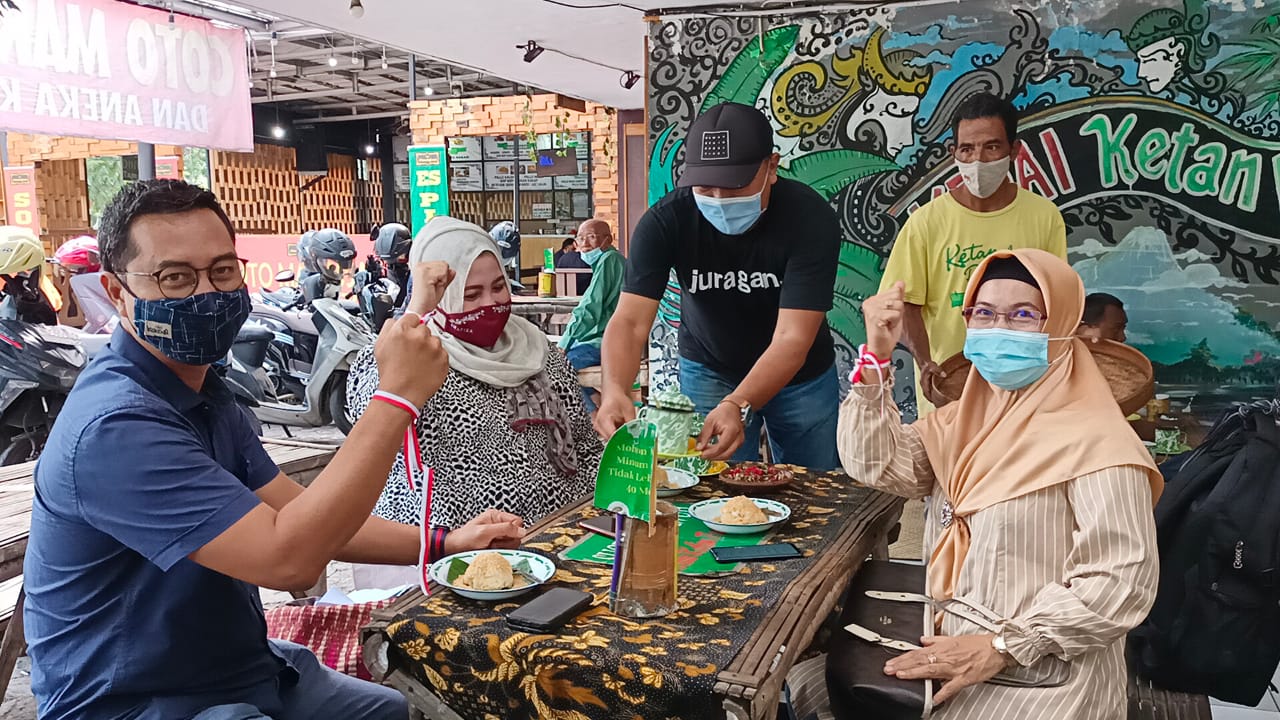 Pemilik Kedai Ketan Punel, Wahyu Darmawan menggratiskan satu porsi ketan jualannya kepada setiap masyarakat yang sudah divaksin. Foto: MP/Budi Lentera
