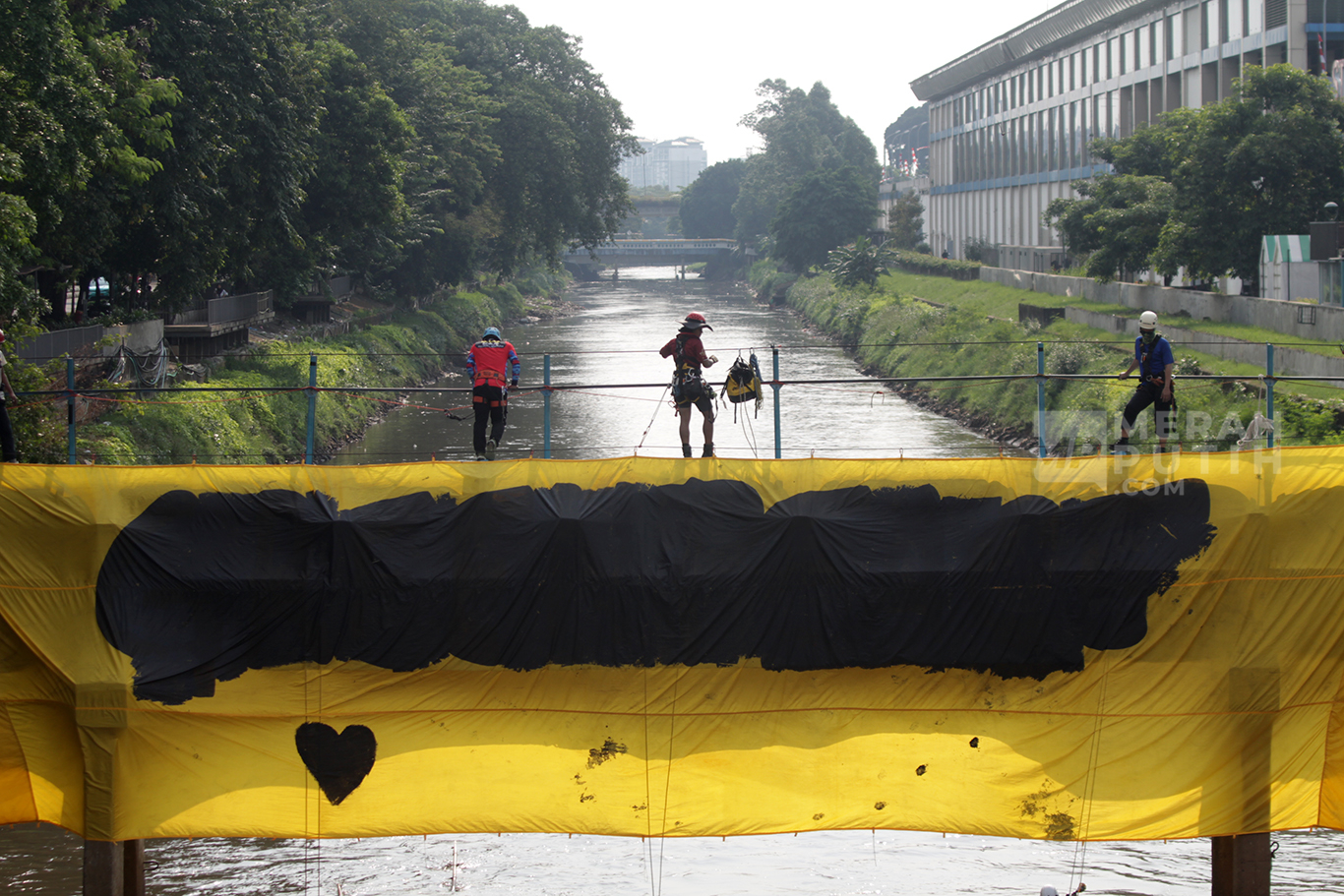 Sejumlah orang yang tergabung dalam Kolaboasi Pentahelix melakukan Gladi Resik pengibaran bendera Merah Putih, di aliran Sungai Ciliwung, Dukuh Atas, Jakarta, Sabtu (23/8/2025).