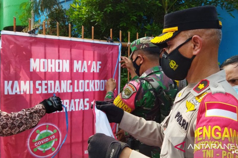 Kapolsek Kemayoran Kompol. Ewo Samono memimpin penutupan wilayah atau "lockdown" terbatas di RW 03 Kelurahan Sumur Batu, Kemayoran, Jakarta Pusat, Selasa. ( (ANTARA/Mentari Dwi Gayati)