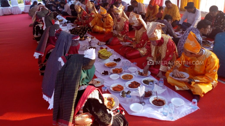 Makan Bajamba tradisi Minangkabau. (Foto/MP: Zaimul Haq Elfan Habib)