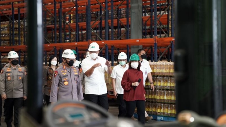 Mendag Muhammad Lutfi dan Kapolri Jenderal Listyo Sigit Prabowo meninjau pabrik minyak goreng. (ANTARA/ HO Humas Kementerian Perdagangan)