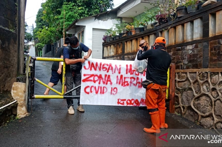 Warga memasang tanda larangan masuk dari mobilitas warga untuk menekan penularan COVID-19 di salah satu permukiman warga di Jakarta Selatan, Rabu (30/6/2021) (ANTARA/HO-Polres Metro Jakarta Selatan)