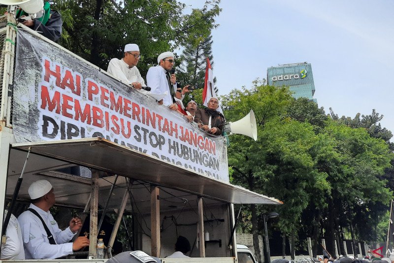 Ketua FPI Sobri Lubis berorasi di atas mobil komando dalam aksi solidaritas muslim India, di depan Kantor Kedutaan Besar India, Kuningan, Jakarta Selatan, Jumat (6/3/2020) (ANTARA/Laily Rahmawaty)
