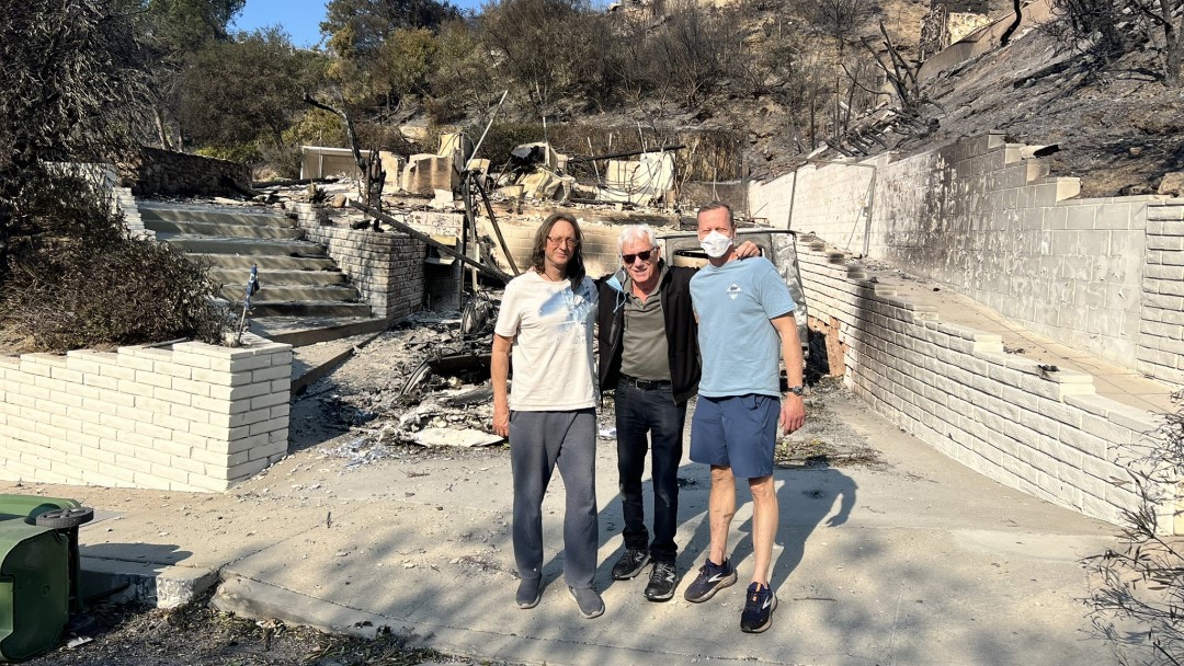 Cerita Ajaib dari Kebakaran Los Angeles, Rumah Aktor James Woods Tetap Berdiri Meski Lingkungan Sekitar Dilalap Api