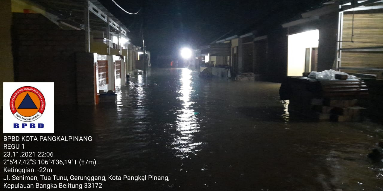 Banjir melanda sejumlah wilayah di Kota Pangkal Pinang, Provinsi Kepulauan Bangka Belitung. Kejadian ini terjadi setelah hujan lebat mengguyur wilayah Kota Pangkal Pinang pada Selasa (23/11) pukul 16.00 WIB. Kejadian ini melanda Kelurahan Tua Tunu di Kecamatan Gerungung dan menyebabkan 72 unit rumah di lokasi tersebut terdampak. (BPBD Kota Pangkal Pinang)