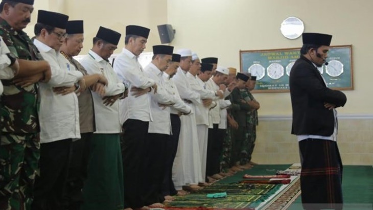 Jokowi Salat Minta Hujan Ditemani Asap Pekat dan Berbahaya