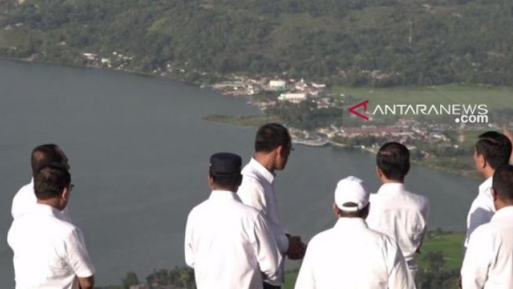 Jokowi di Danau Toba. (Antaranews)