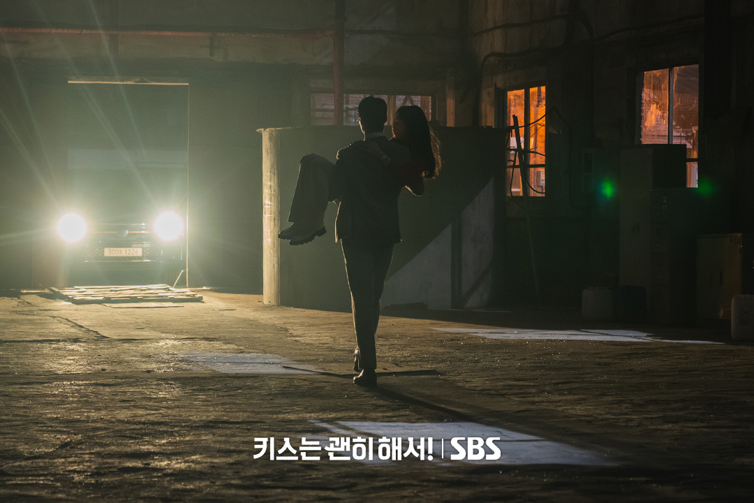 Episode 5 'Dynamite Kiss', Jang Ki-young Selamatkan Ahn Eun-jin dengan Black Card, Mengklaimnya sebagai Hak Milik