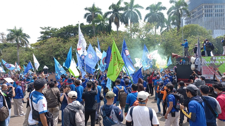 Ribuan buruh menggelar aksi terkait UU Cipta Kerja di seputaran Monas, Jakarta Pusat, Rabu (8/12). (Foto: MP/Kanugrahan)