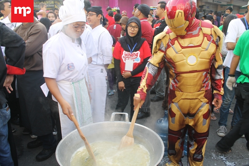 Memasak Jenang dengan Wajan Raksasa Warnai Pembukaan Festival Jenang 2017