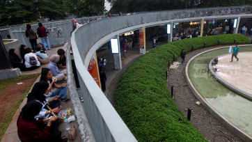 Muda-Mudi Piknik di Taman Literasi Martha Tiahahu Blok-M Nikmati Libur Nataru