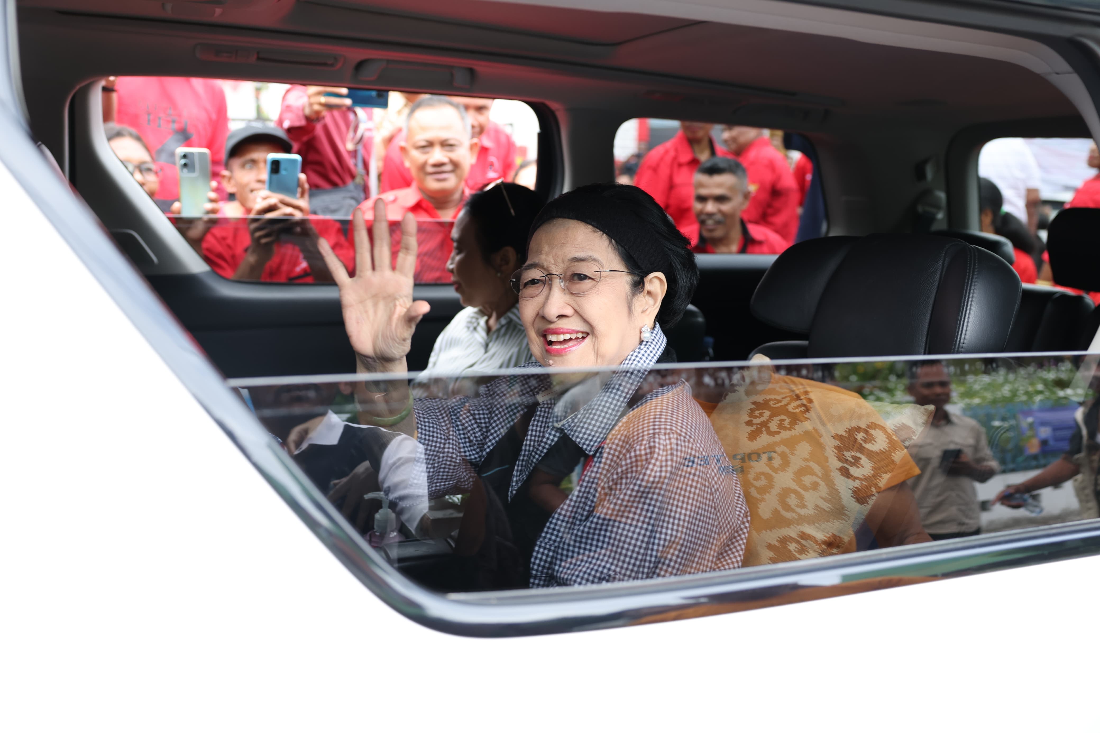 Bersemangat dan Sehat, Megawati Sapa Warga Ende Setelah Tidak Jadi Pimpin Upacara Hari Pancasila