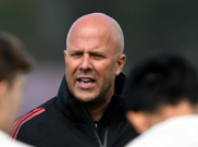 Cosplay Jadi Postecoglou, Arne Slot Tegaskan Liverpool Anti Main Mata dengan Wasit Usai Hasil Imbang Kontra Leeds United