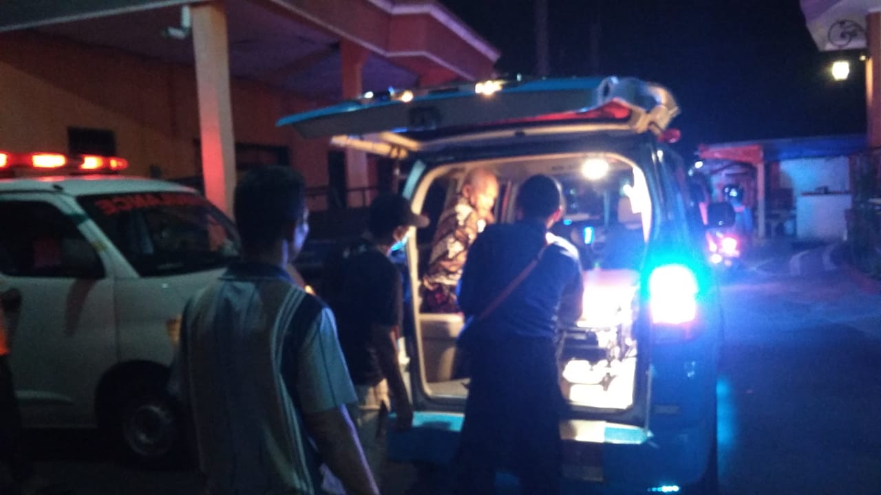Petugas medis melakukan evakuasi warga korban keracunan untuk dirujuk ke RSUD dr Moewardi Solo, Jawa Tengah, Minggu (1/5). (MP/Ismail)