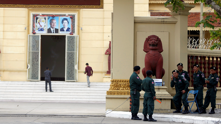 Polisi berjaga di depan Mahkamah Agung saat sidang jaminan Kem Sokha, mantan pemimpin Cambodia Natiional Rescue Party (CNRP), di Phnom Penh, Kamboja, Jumat (9/3). ANTARA FOTO/REUTERS/Samrang Pring/cfo/18