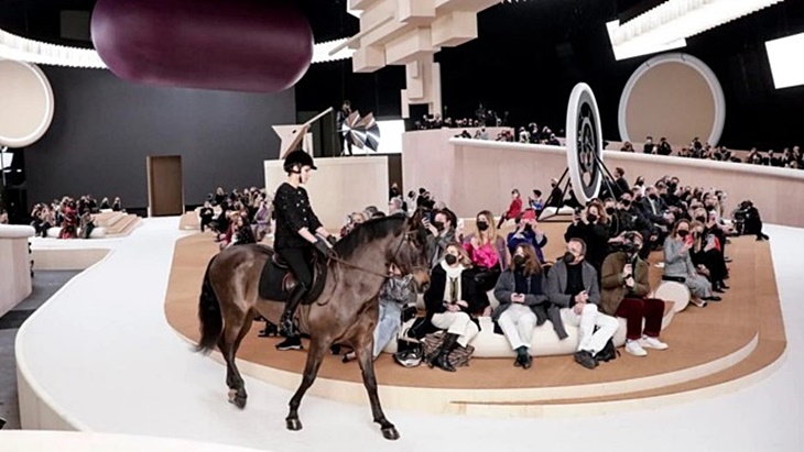 Ada Putri Berkuda dalam Peragaan Busana Chanel di Paris