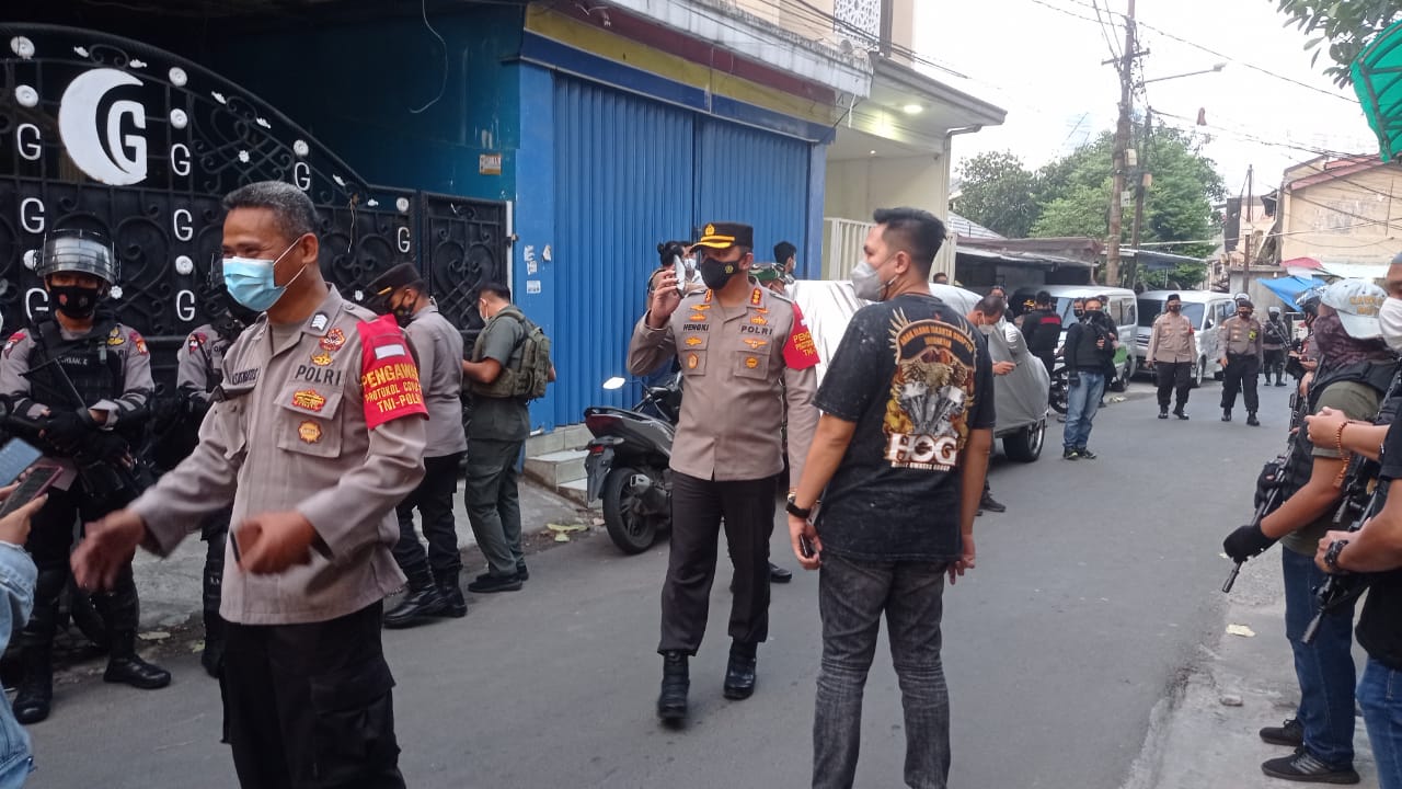 Aparat keamanan saat mengeledah Petamburan. (Foto: Kanugrahan)