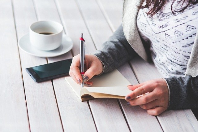 Buat daftar belanja (Foto: Pixabay/kaboompics)