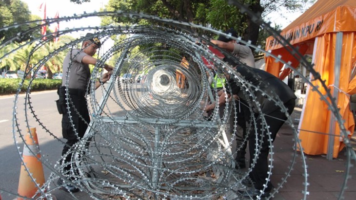 Jelang Penetapan Capres-Cawapres, Polisi Pasang Beton dan Kawat Berduri