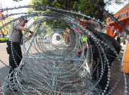 Jelang Penetapan Capres-Cawapres, Polisi Pasang Beton dan Kawat Berduri