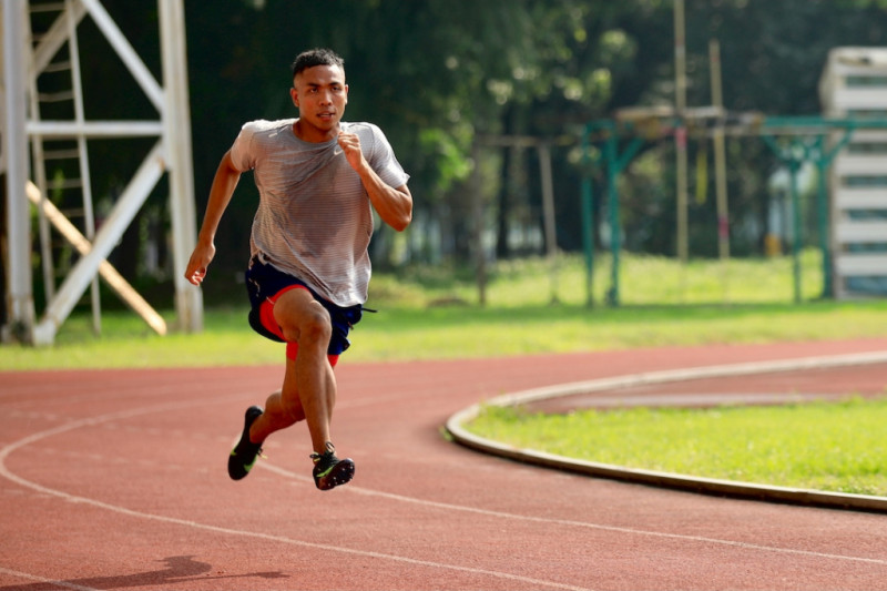 Sprinter Lalu Muhammad Zohri berlatih menjelang Olimpiade 2020 Tokyo di Stadion Madya Gelora Bung Karno, Jakarta, Kamis (3/6/2021). (ANTARA/HO-KOI)