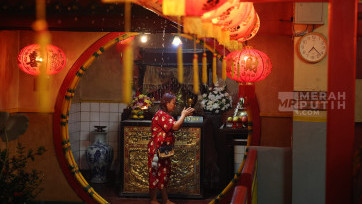 Warga Keturunan Tionghua Sembahyang Tahun Baru Imlek di Vihara Boen Tek Bio