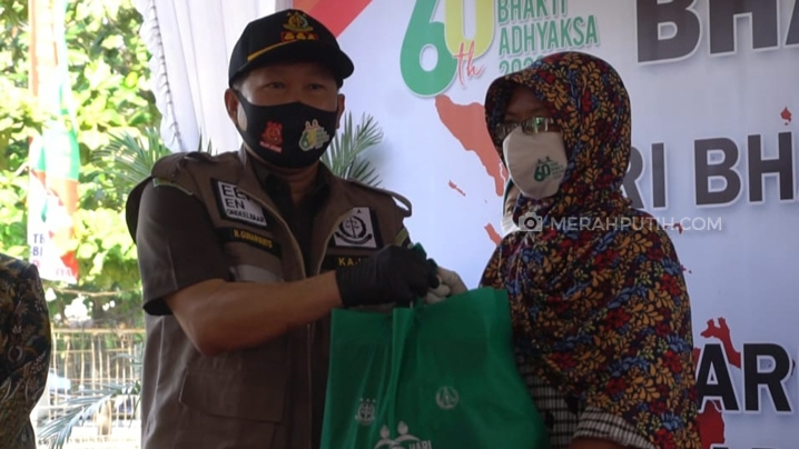  Kepala Kejaksaan Tinggi Jawa Tengah Priyanto (kiri) saat membagikan 5.000 paket sembako di Solo, Jawa Tengah, Rabu (15/7). (MP/Ismail)