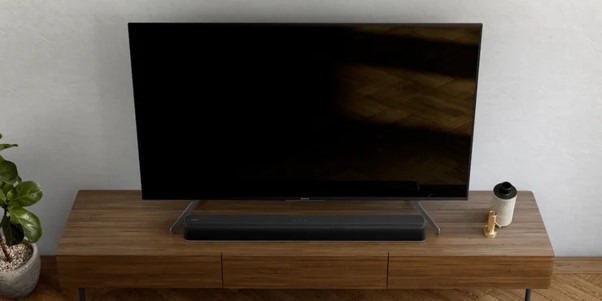 Biasanya, soundbar berbentuk persegi panjang dan diletakkan di dekat televisi. (Foto: Screenrant)