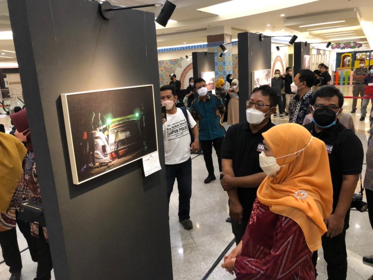 Gubernur Khofifas mengunjungi pameran. (Foto: MP/Budi Lentera)