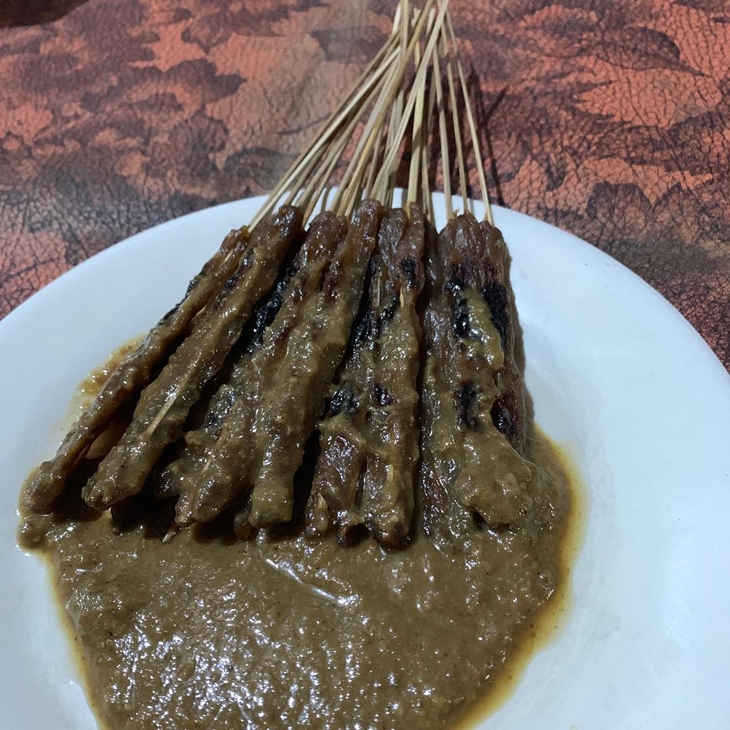 Sate kalong khas Cirebon yang dibuat dari daging kerbau. (Foto: instagram.com/mike.subrata)