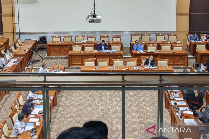 Suasan Rapat Kerja Komisi III DPR RI dengan Menteri Pemuda dan Olahraga (Menpora), Menteri Hukum dan HAM serta PSSI di Ruang Rapat Komisi III DPR RI di Kompleks Parlemen, Jakarta, Senin (29/8/2022). Rapat tersebut menyepakati dua pesepak bola yaitu Jordi Amat dan Sandy Walsh menjadi warga negara Indonesia. (ANTARA/Michael Siahaan)
