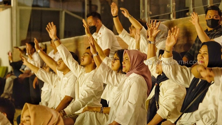 Ibu Negara Iriana Jokowi, Kaesang Pangarep, Erina Sofia Gudo nonton konser Ari Lasso di Edupark UMS, Sabtu (10/6). (MP/Ismail)